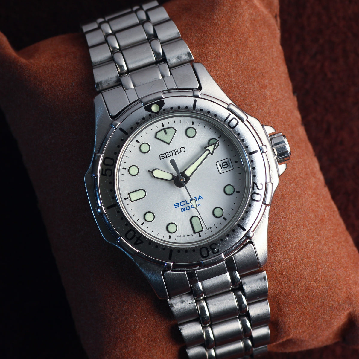 Seiko Scuba 200m silver dial dive watch 7N35-6000, view 1