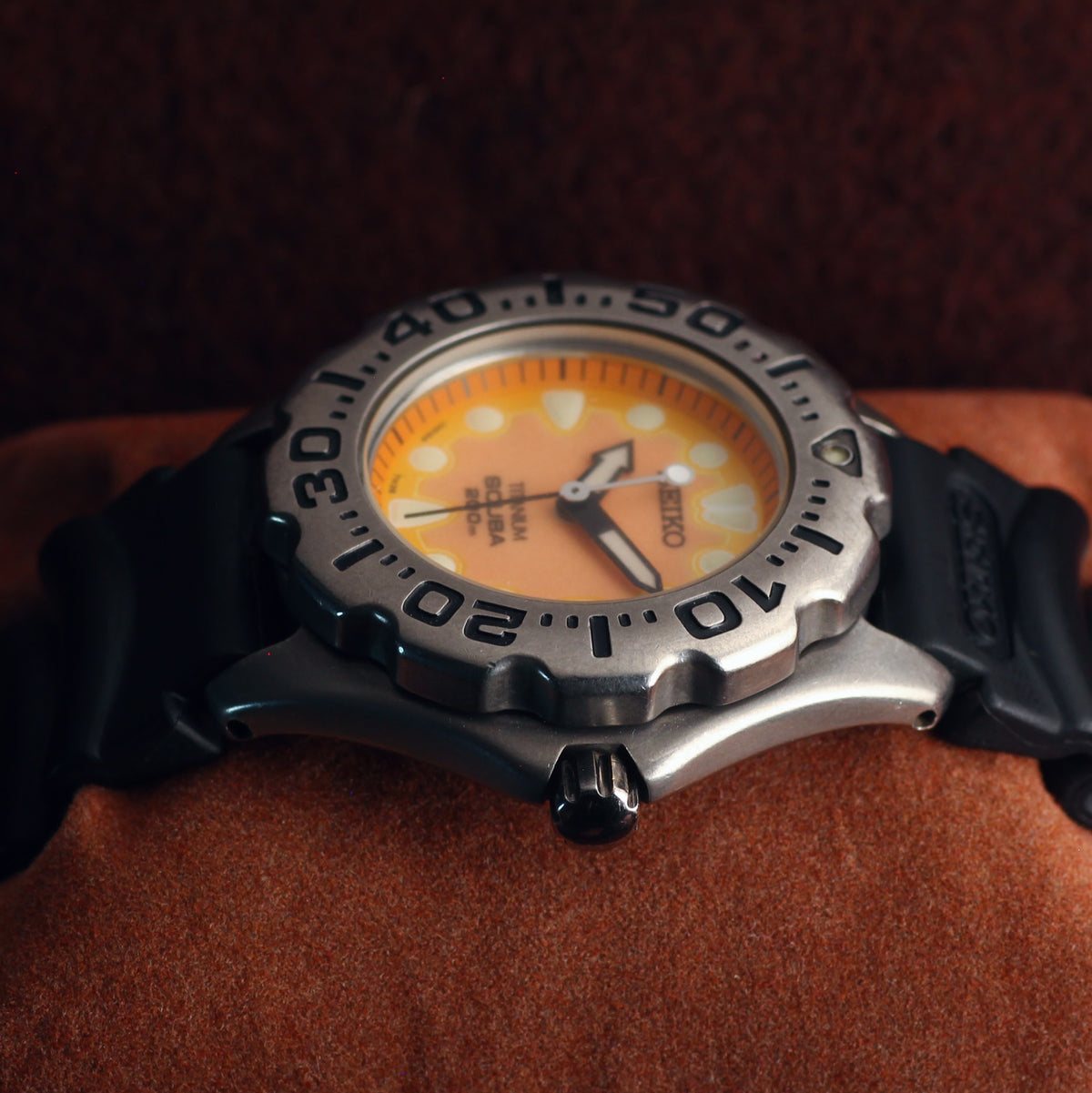 Seiko titanium Scuba orange dial dive watch 7N35-6A20, view 3